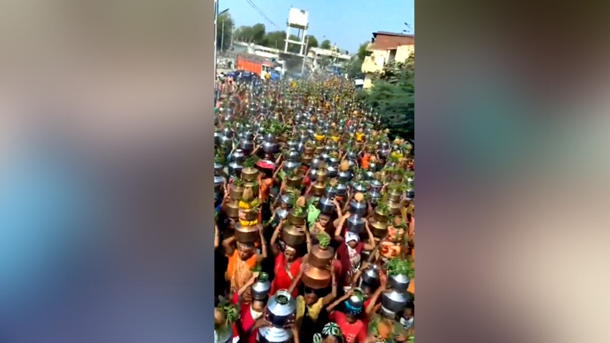 कोरोना को भगाने के ल‍िए टूटी गाइडलाइंस, न तो मास्क पहना और न रखी सोशल ड‍िस्टेंस‍िंग 