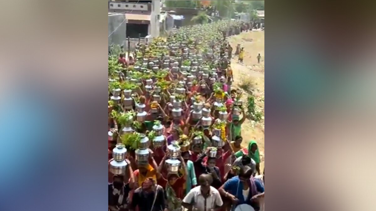 कोरोना को भगाने के ल‍िए टूटी गाइडलाइंस, न तो मास्क पहना और न रखी सोशल ड‍िस्टेंस‍िंग 