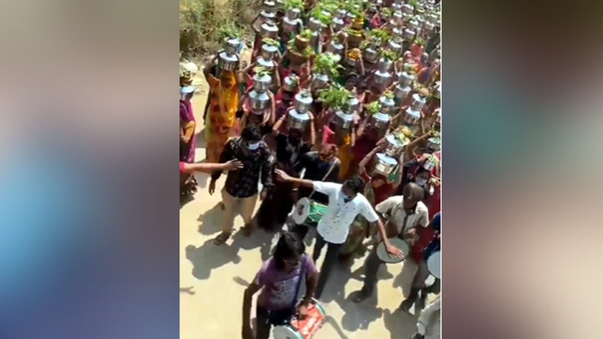 कोरोना को भगाने के ल‍िए टूटी गाइडलाइंस, न तो मास्क पहना और न रखी सोशल ड‍िस्टेंस‍िंग 