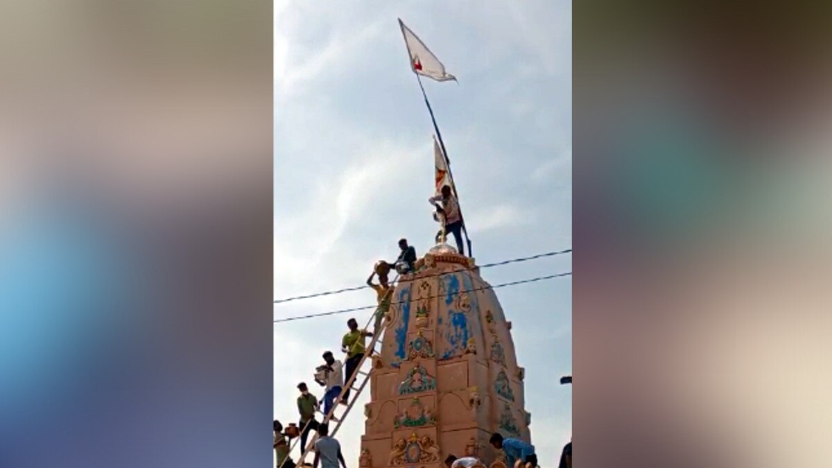 कोरोना को भगाने के ल‍िए टूटी गाइडलाइंस, न तो मास्क पहना और न रखी सोशल ड‍िस्टेंस‍िंग 