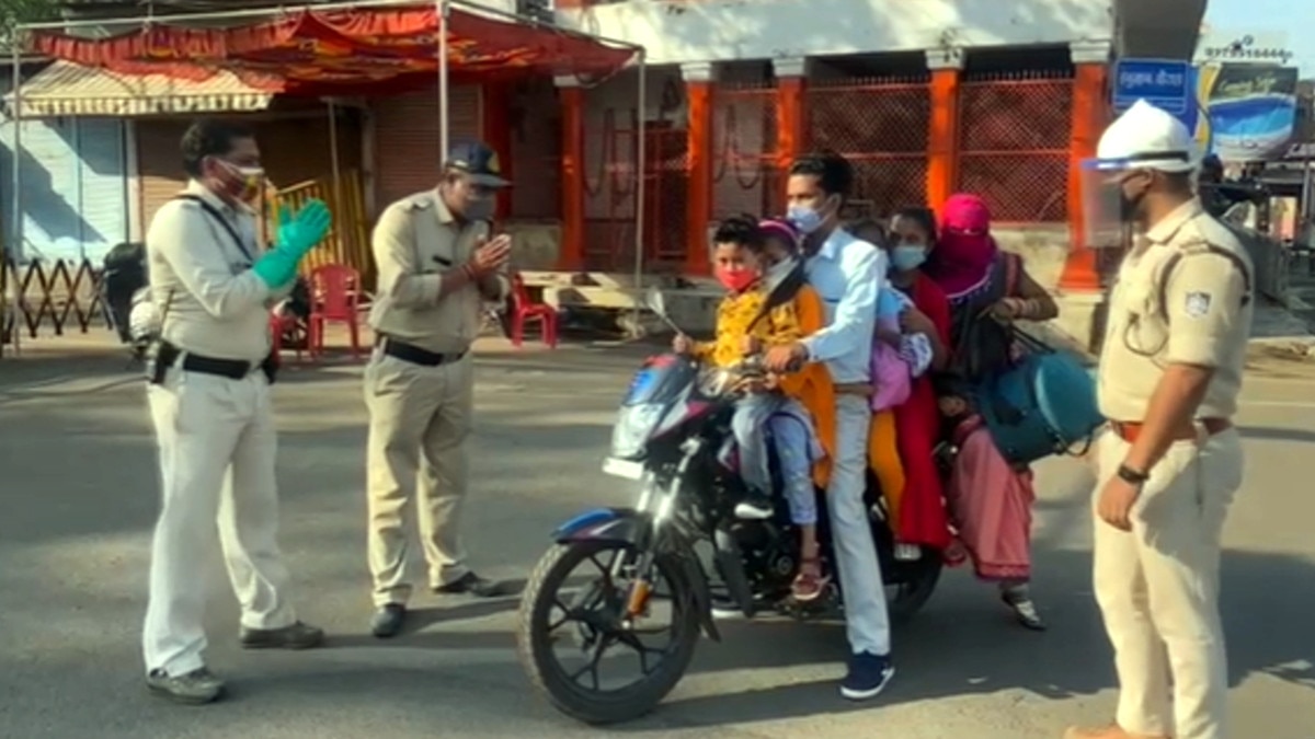 जनता कर्फ्यू के दौरान द‍िखा अजीबोगरीब नजारा, पुल‍िस वालों ने भी जोड़ ल‍िए हाथ 