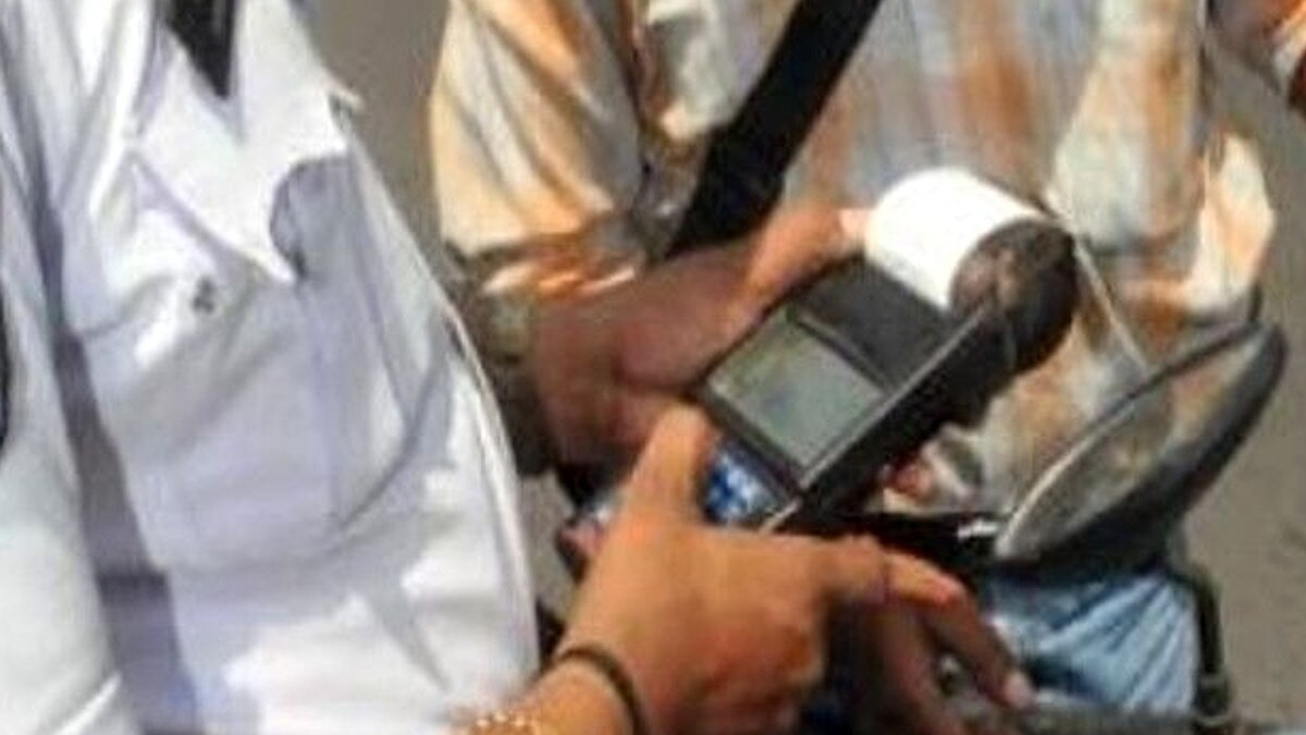 जनता कर्फ्यू के दौरान द‍िखा अजीबोगरीब नजारा, पुल‍िस वालों ने भी जोड़ ल‍िए हाथ 