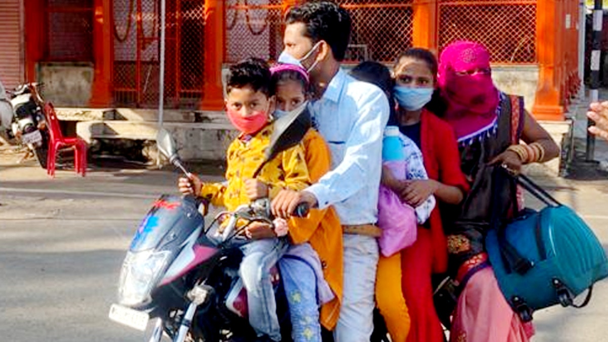 जनता कर्फ्यू के दौरान द‍िखा अजीबोगरीब नजारा, पुल‍िस वालों ने भी जोड़ ल‍िए हाथ 