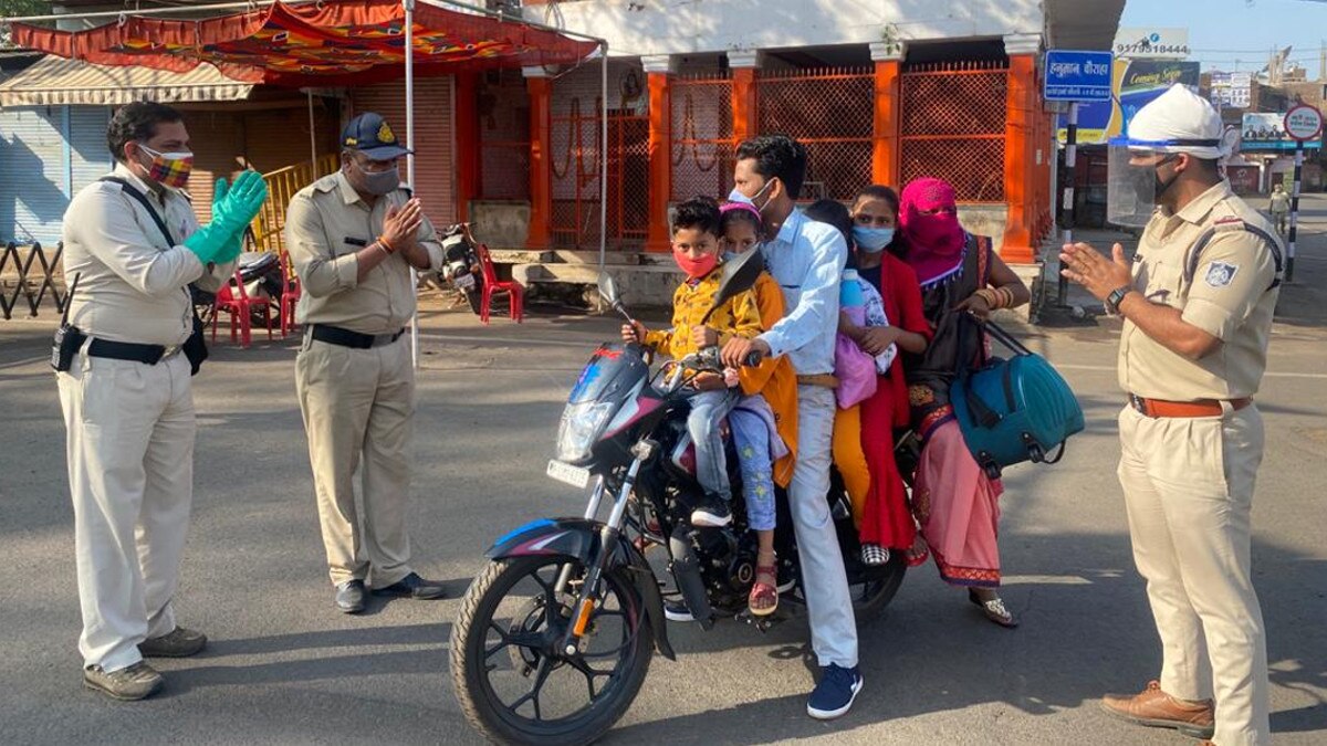 जनता कर्फ्यू के दौरान द‍िखा अजीबोगरीब नजारा, पुल‍िस वालों ने भी जोड़ ल‍िए हाथ 
