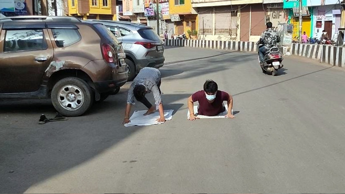 बाप को बचाने के ल‍िए बेटा लगा रहा दंडवत पर‍िक्रमा, कोव‍िड से 75 फीसदी संक्रम‍ित हैं प‍िता