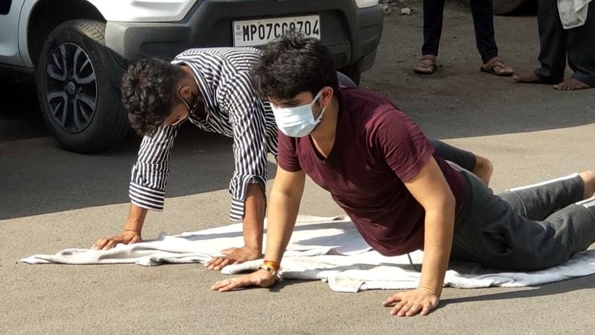 बाप को बचाने के ल‍िए बेटा लगा रहा दंडवत पर‍िक्रमा, कोव‍िड से 75 फीसदी संक्रम‍ित हैं प‍िता