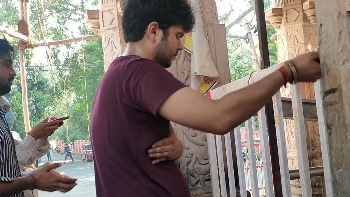 बाप को बचाने के ल‍िए बेटा लगा रहा दंडवत पर‍िक्रमा, कोव‍िड से 75 फीसदी संक्रम‍ित हैं प‍िता