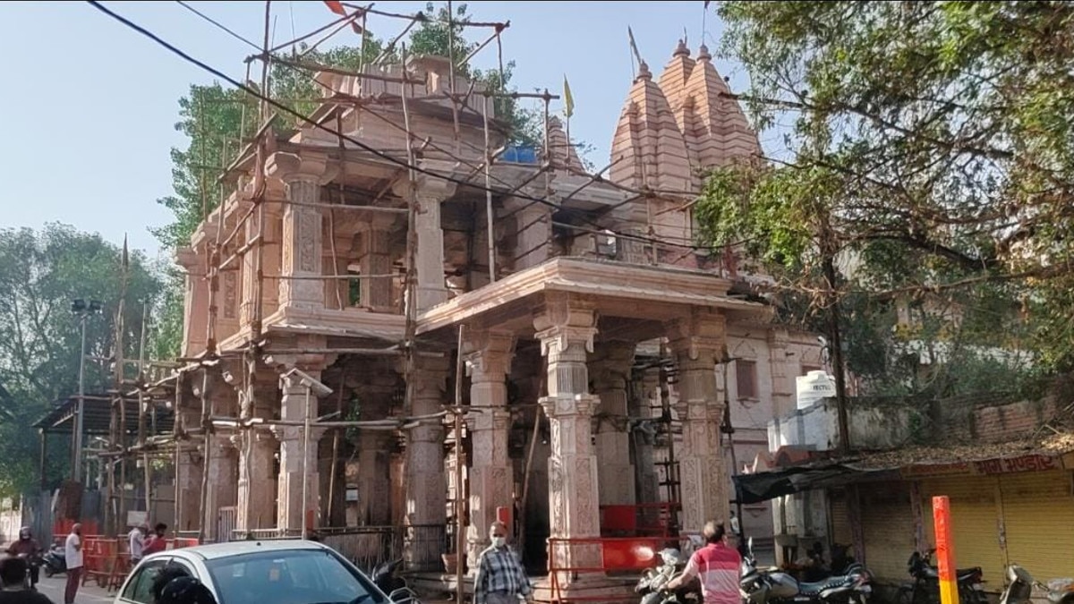 बाप को बचाने के ल‍िए बेटा लगा रहा दंडवत पर‍िक्रमा, कोव‍िड से 75 फीसदी संक्रम‍ित हैं प‍िता