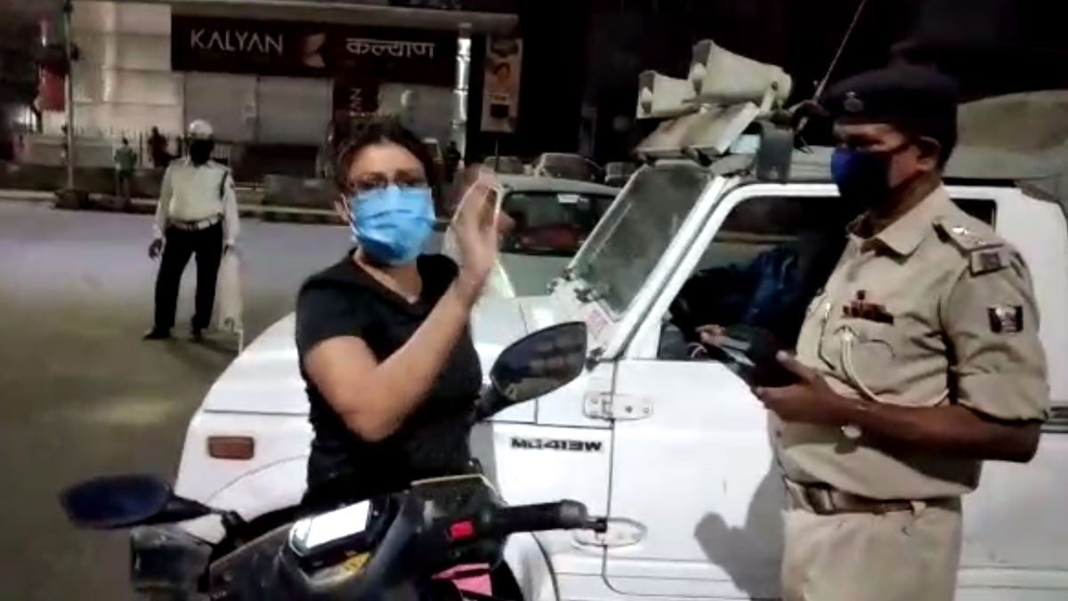 चालान काटने को लेकर स्कूटी सवार लड़की ने किया हाई वोल्टेज ड्रामा