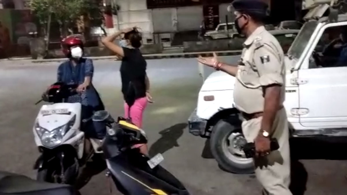  चालान काटने को लेकर स्कूटी सवार लड़की ने किया हाई वोल्टेज ड्रामा