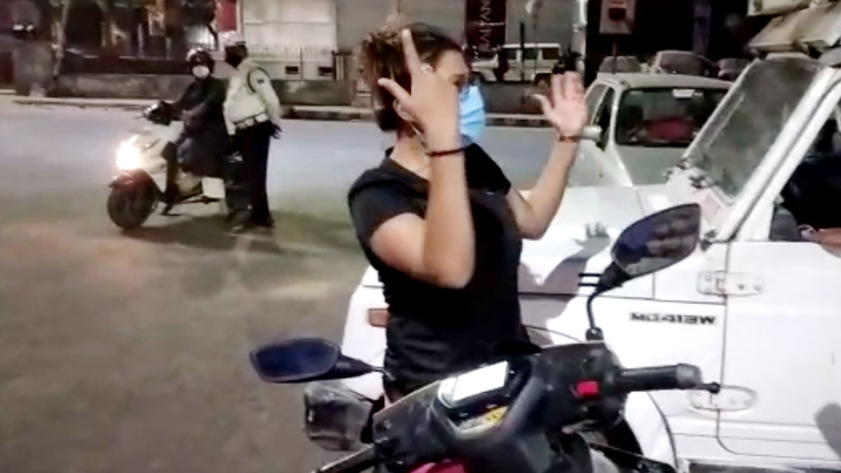चालान काटने को लेकर स्कूटी सवार लड़की ने किया हाई वोल्टेज ड्रामा