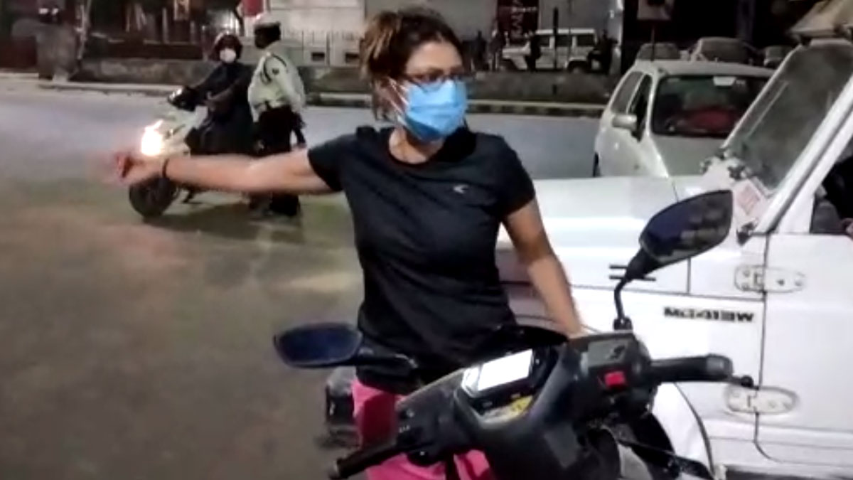 चालान काटने को लेकर स्कूटी सवार लड़की ने किया हाई वोल्टेज ड्रामा