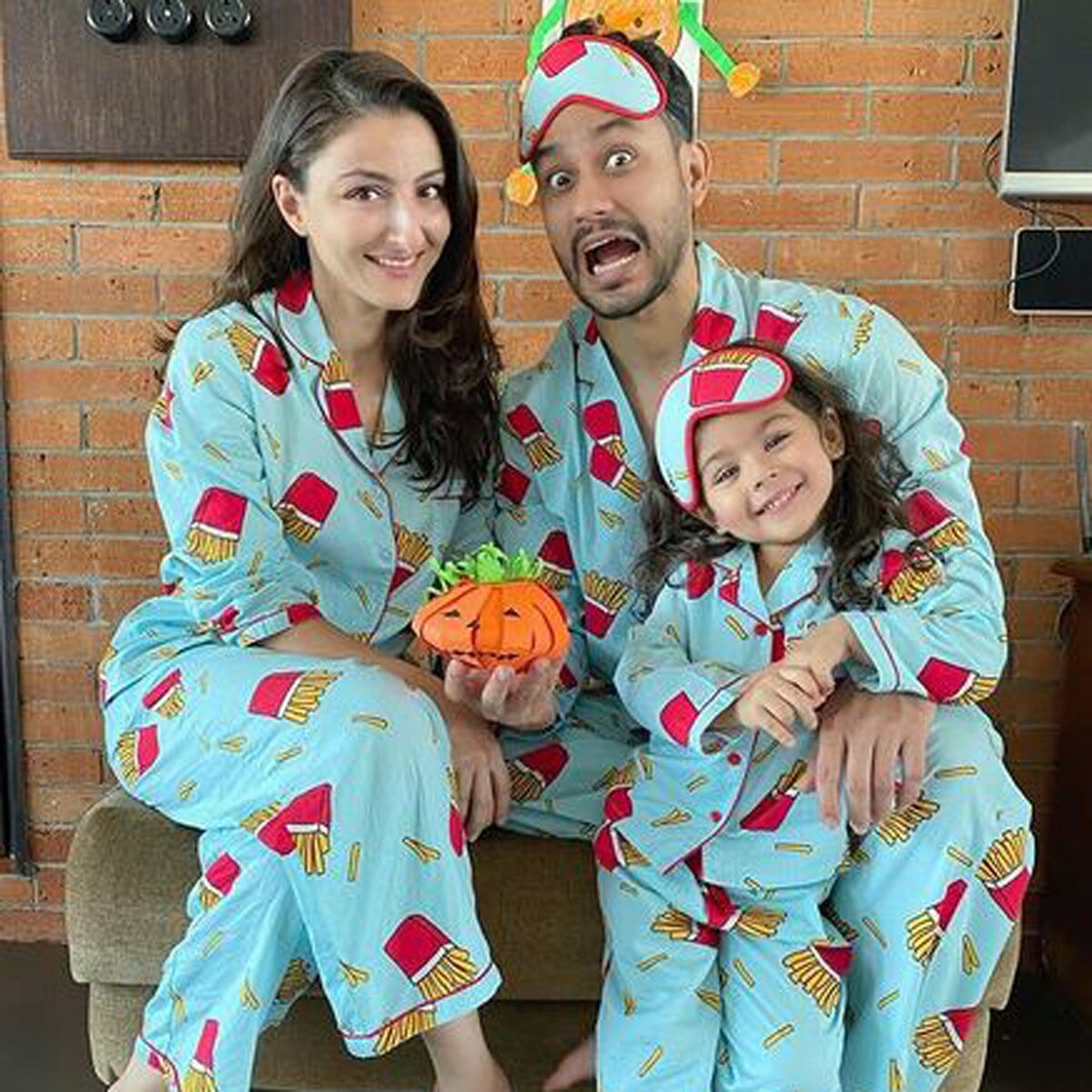 फैमिली संग कुणाल खेमू