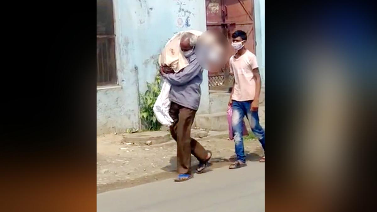 कंधे पर बेटी का शव ले जाते बुजुर्ग.