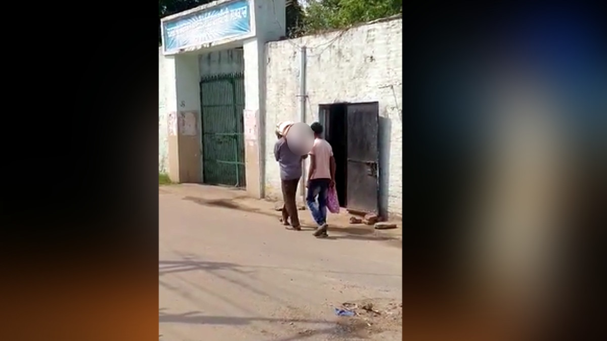 कोरोना काल में इंसानियत हुई शर्मसार, 11 साल की बेटी को कंधे पर लेकर पहुंचा श्मशान घाट  