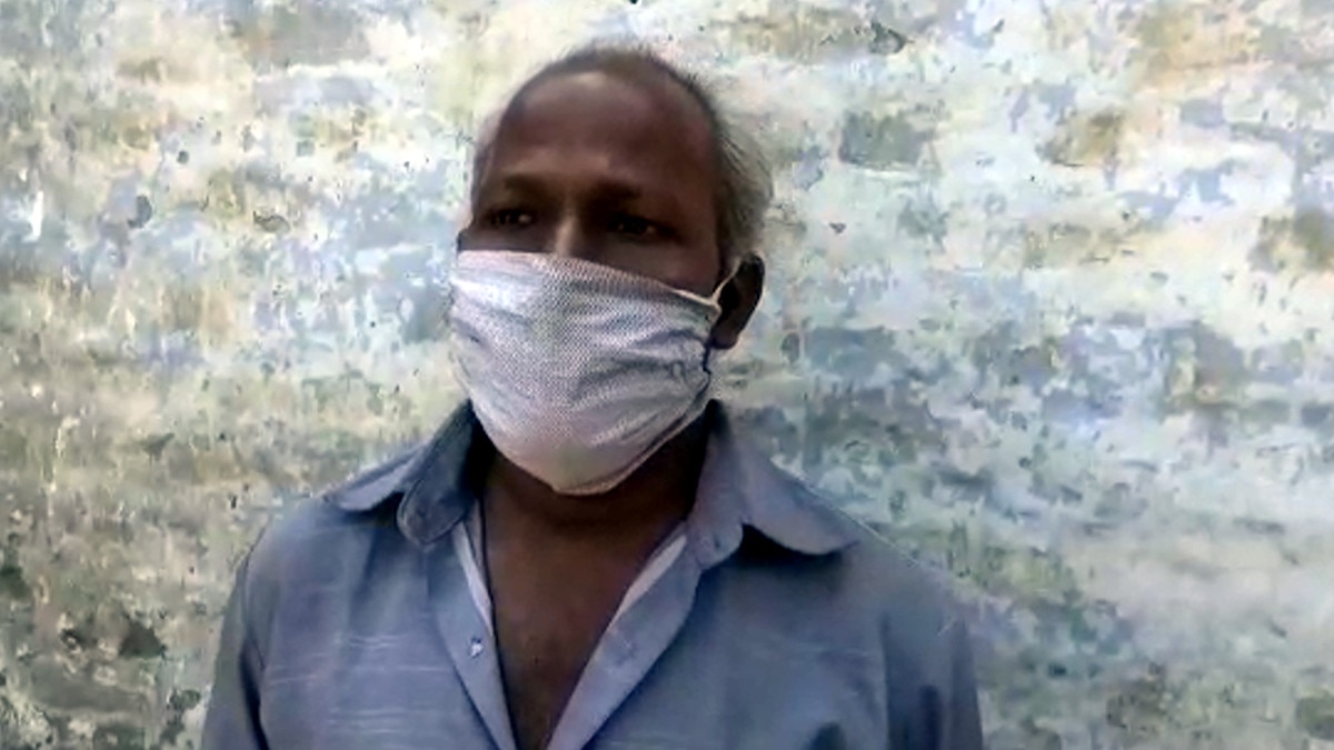 कोरोना काल में इंसानियत हुई शर्मसार, 11 साल की बेटी को कंधे पर लेकर पहुंचा श्मशान घाट  