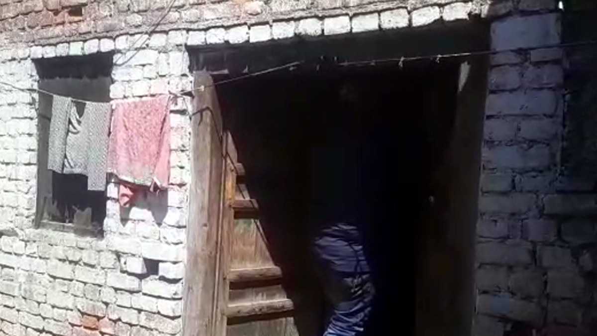 कोरोना काल में इंसानियत हुई शर्मसार, 11 साल की बेटी को कंधे पर लेकर पहुंचा श्मशान घाट  