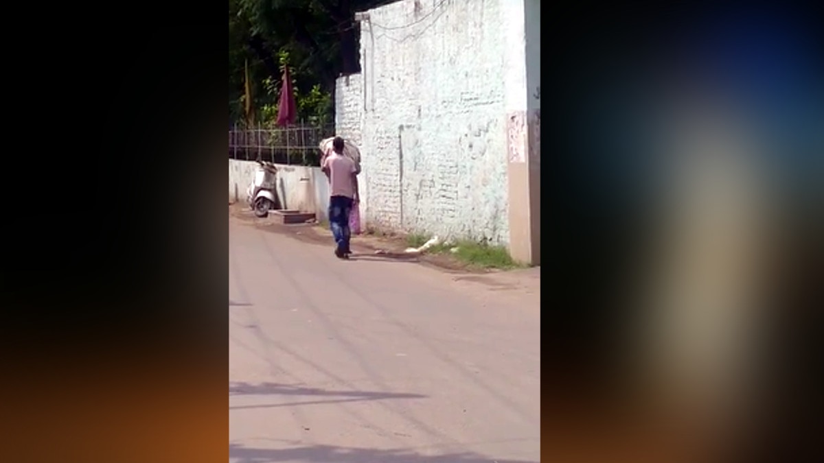 कोरोना काल में इंसानियत हुई शर्मसार, 11 साल की बेटी को कंधे पर लेकर पहुंचा श्मशान घाट  