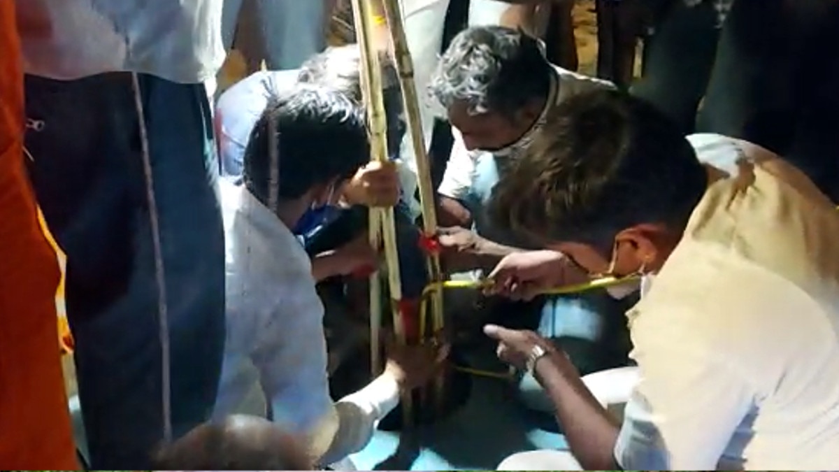 नब्बे फीट गहरे बोरवेल में ग‍िरा 4 साल का मासूम, 18 घंटे बाद देशी जुगाड़ से न‍िकाला बाहर 