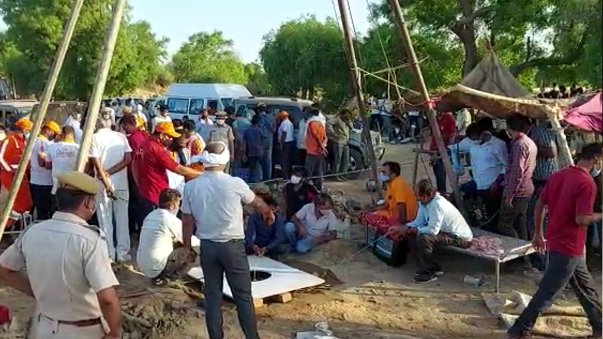 नब्बे फीट गहरे बोरवेल में ग‍िरा 4 साल का मासूम, 18 घंटे बाद देशी जुगाड़ से न‍िकाला बाहर 