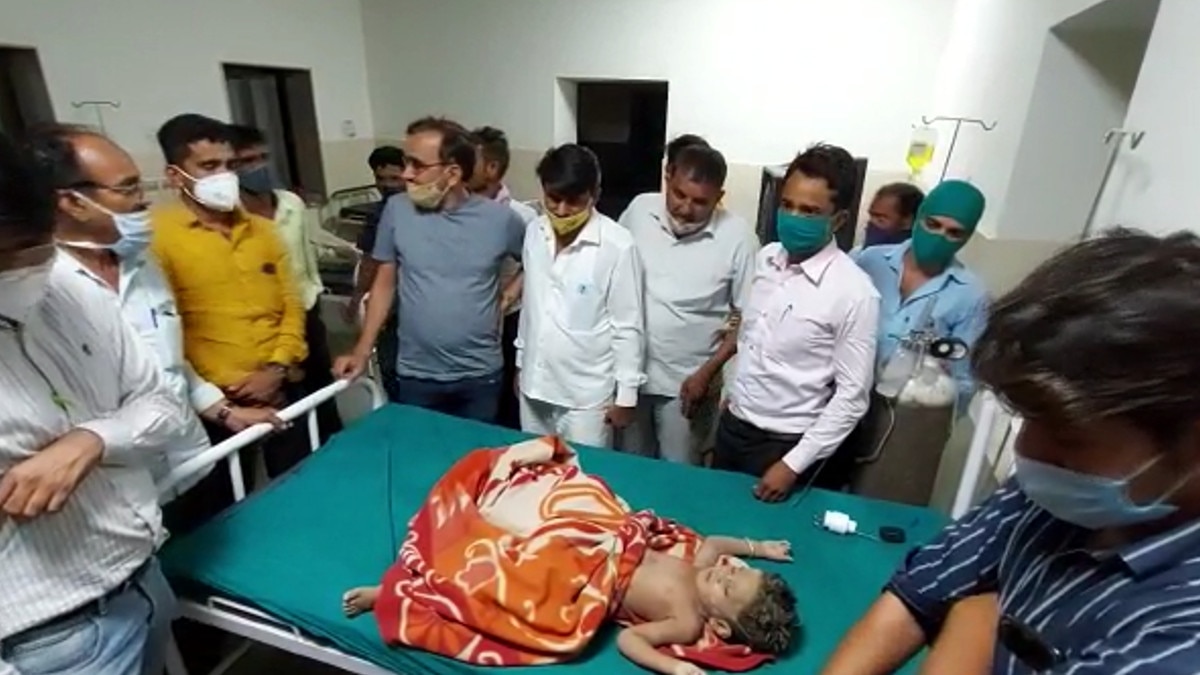 नब्बे फीट गहरे बोरवेल में ग‍िरा 4 साल का मासूम, 18 घंटे बाद देशी जुगाड़ से न‍िकाला बाहर 