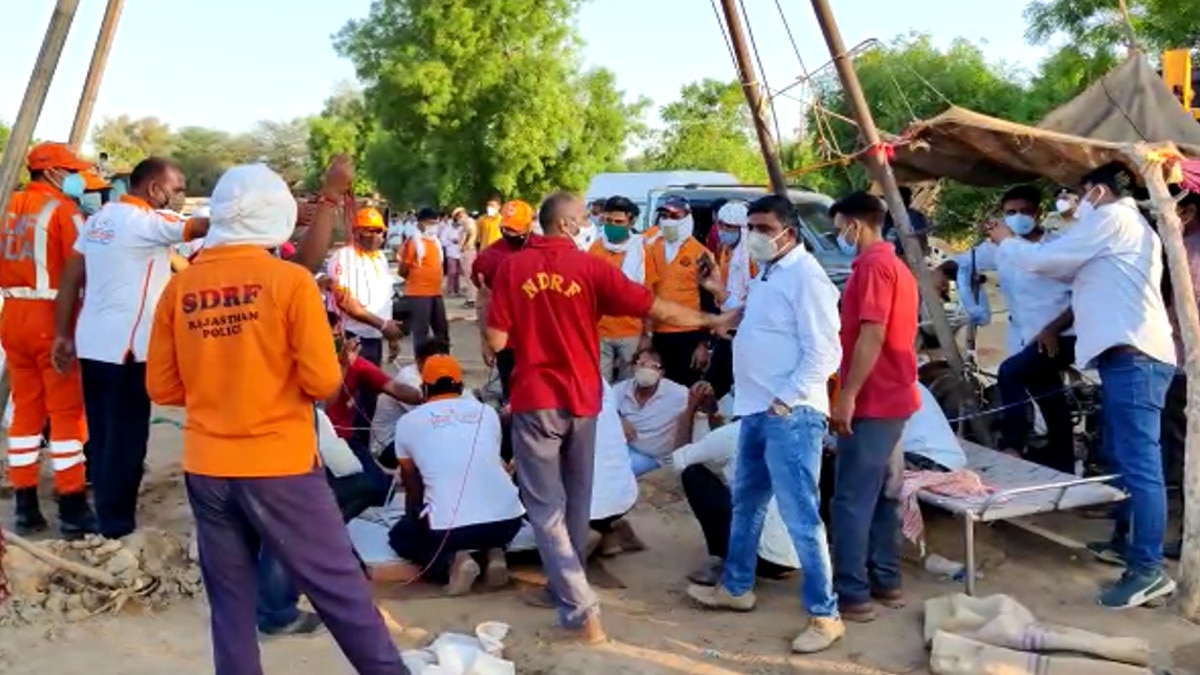 नब्बे फीट गहरे बोरवेल में ग‍िरा 4 साल का मासूम, 18 घंटे बाद देशी जुगाड़ से न‍िकाला बाहर 