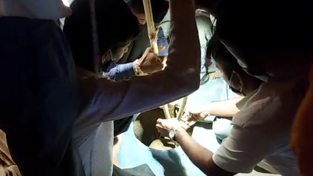 नब्बे फीट गहरे बोरवेल में ग‍िरा 4 साल का मासूम, 18 घंटे बाद देशी जुगाड़ से न‍िकाला बाहर 