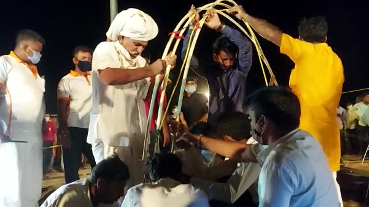 नब्बे फीट गहरे बोरवेल में ग‍िरा 4 साल का मासूम, 18 घंटे बाद देशी जुगाड़ से न‍िकाला बाहर 