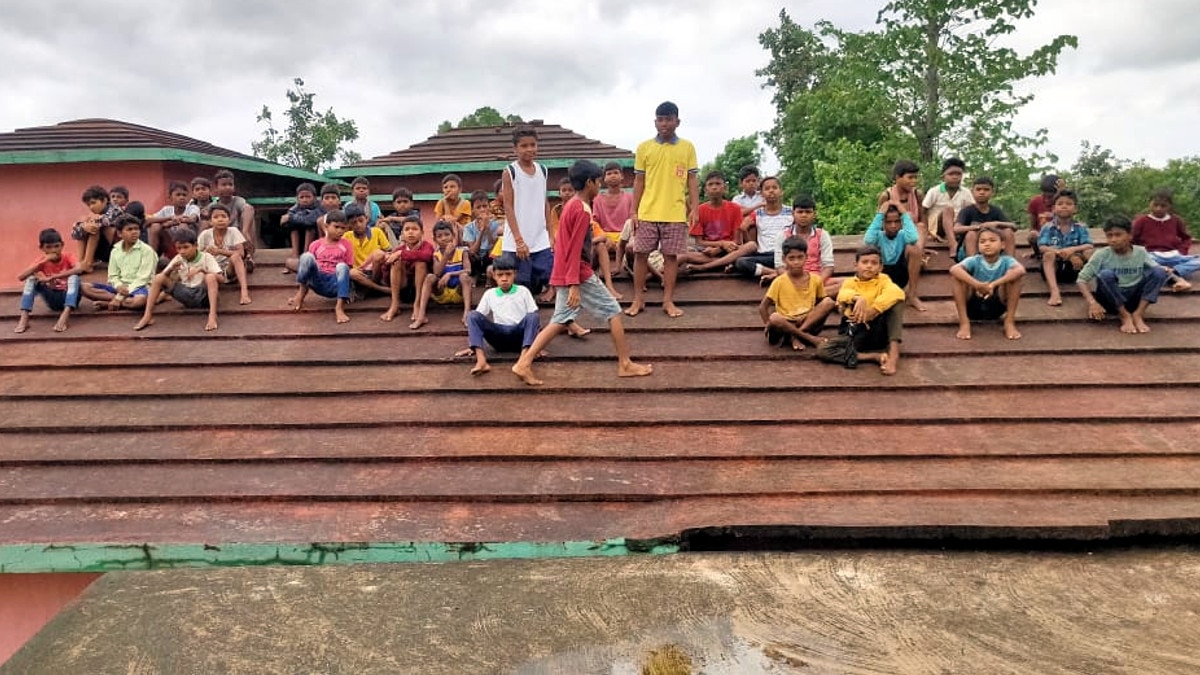 जान बचाने पाठशाला की छत पर चढ़े 70 बच्चे