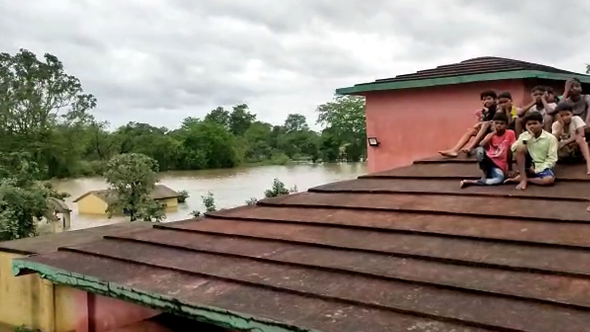 जान बचाने पाठशाला की छत पर चढ़े 70 बच्चे