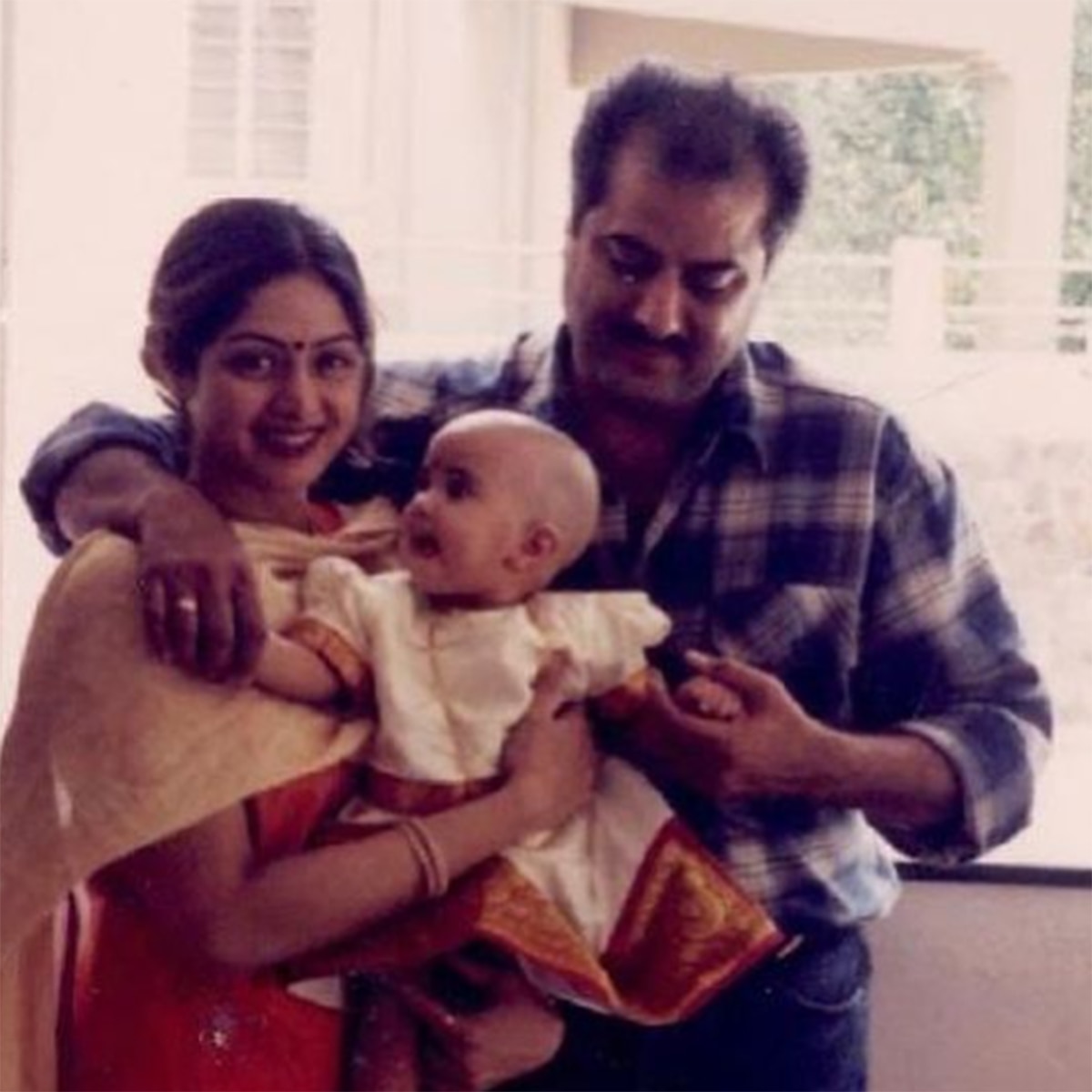 मां श्रीदेवी के साथ जाह्नवी कपूर और बोनी कपूर 