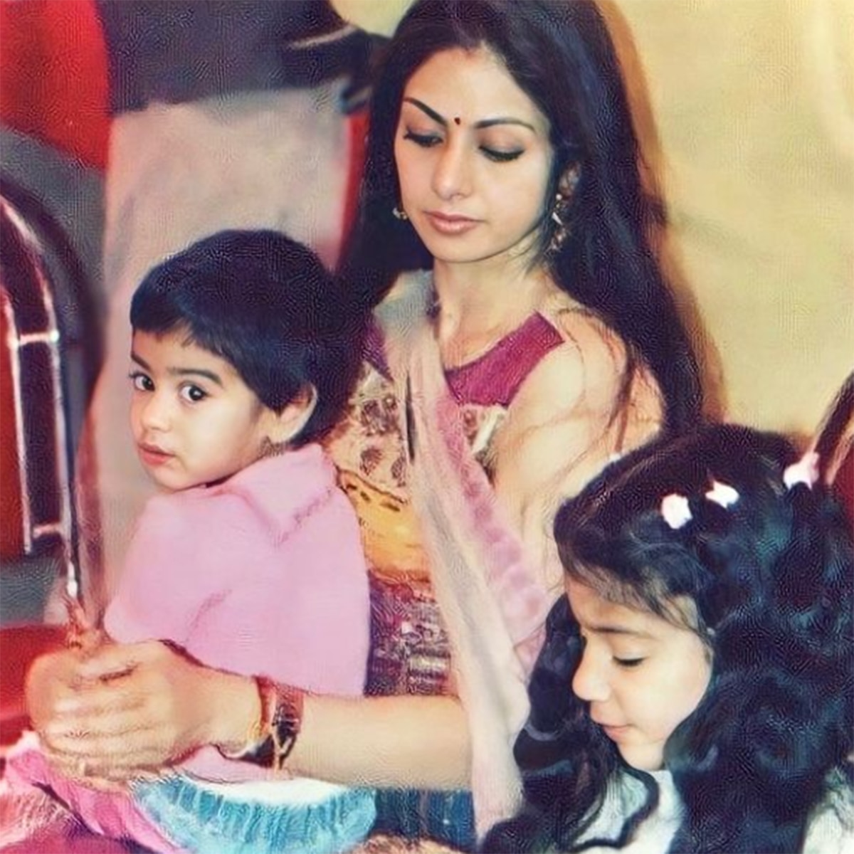 मां श्रीदेवी के साथ जाह्नवी कपूर-खुशी कपूर