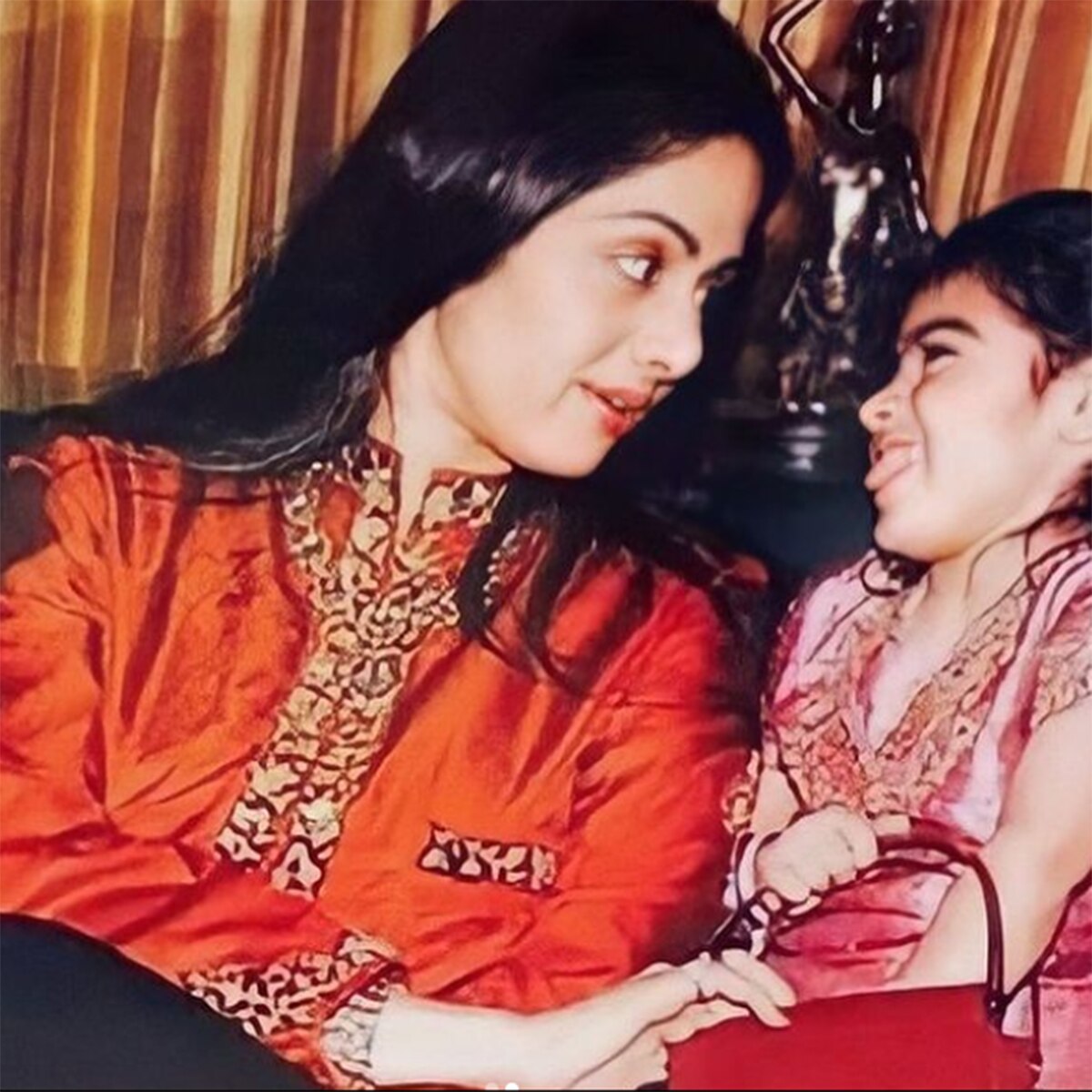 मां श्रीदेवी के साथ उनकी बेटी खुशी 