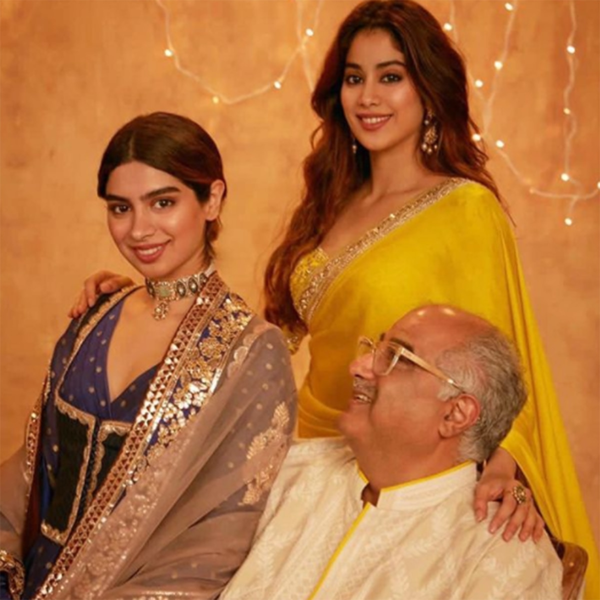 पापा बोनी कपूर के साथ जाह्नवी कपूर-खुशी कपूर