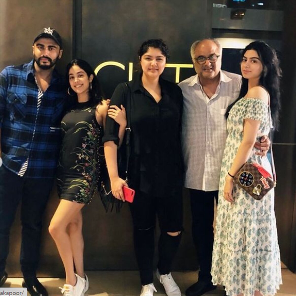 जाह्नवी कपूर-खुशी कपूर पर‍िवार के साथ 