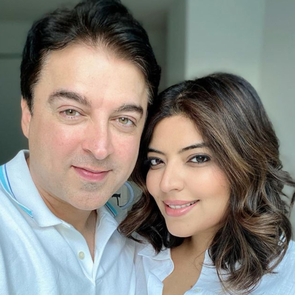 जुगल हंसराज अपनी पत्नी के साथ 