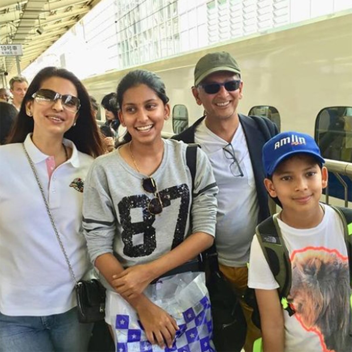 जूही चावला पर‍िवार के साथ 