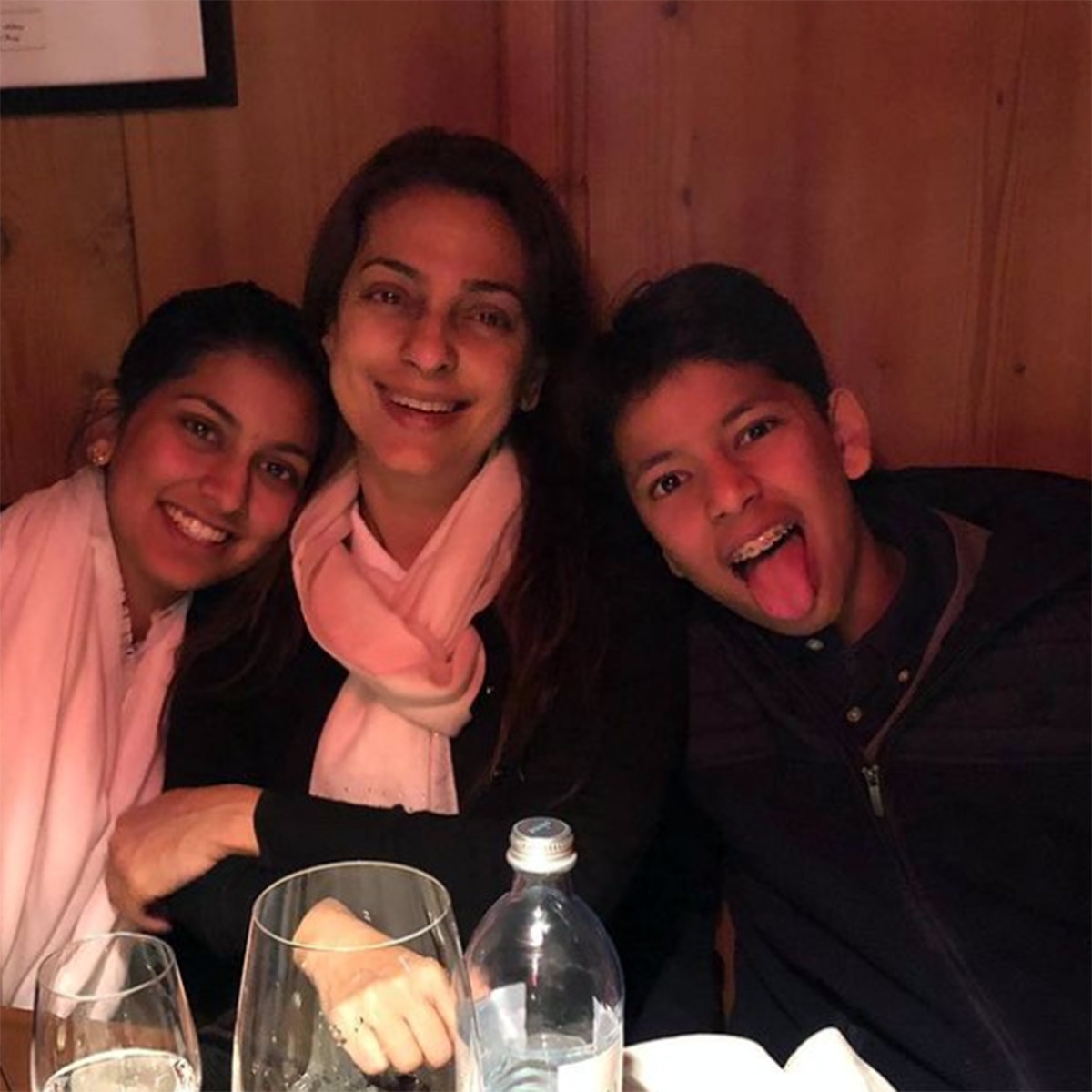 जूही चावला दोनों बच्चों के साथ 