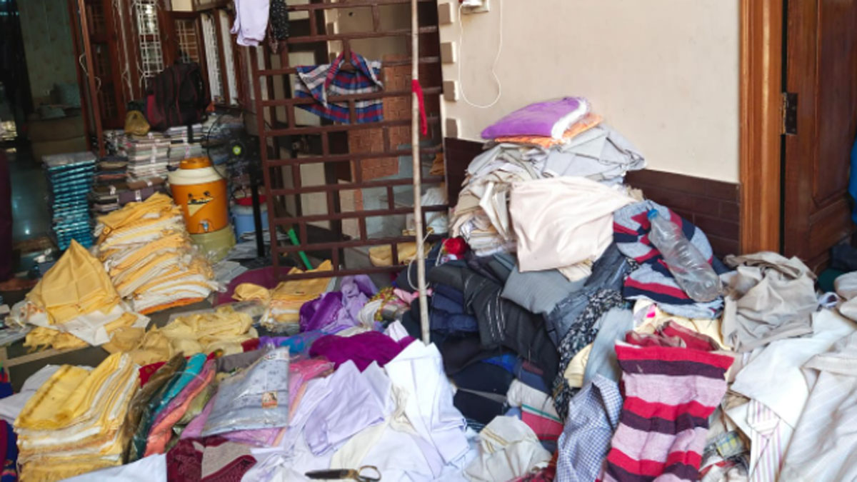  शवों से कफन चुराकर दोबारा बेचने वाले गिरोह के सात लोगों को पुलिस ने पकड़ा 