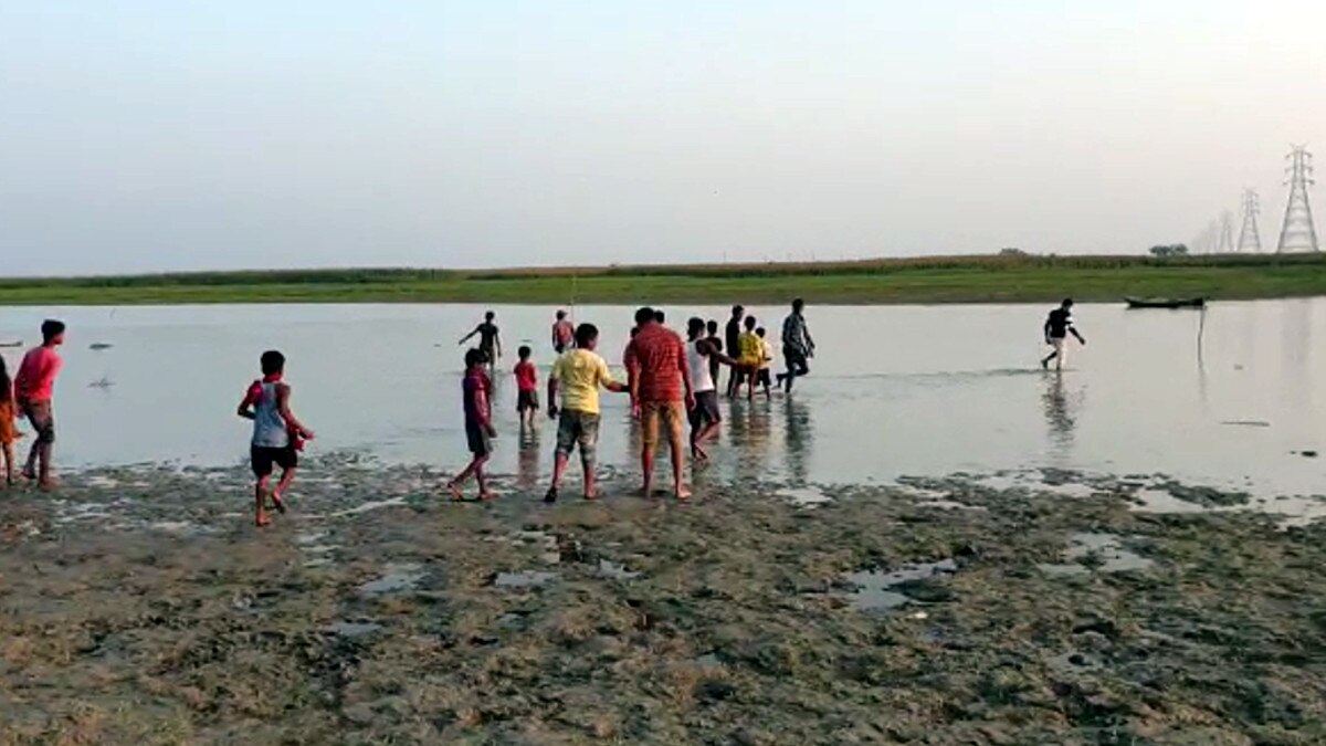 मछुआरों ने मछली मारने के लिये नदी में फेंका था जाल, फंस गया मगरमच्छ