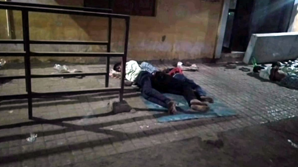  कोरोना महामारी के बावजूद कैश निकालने के लिए बैंक के सामने रातों को जग रहे खातेदार, अजीब है वजह 