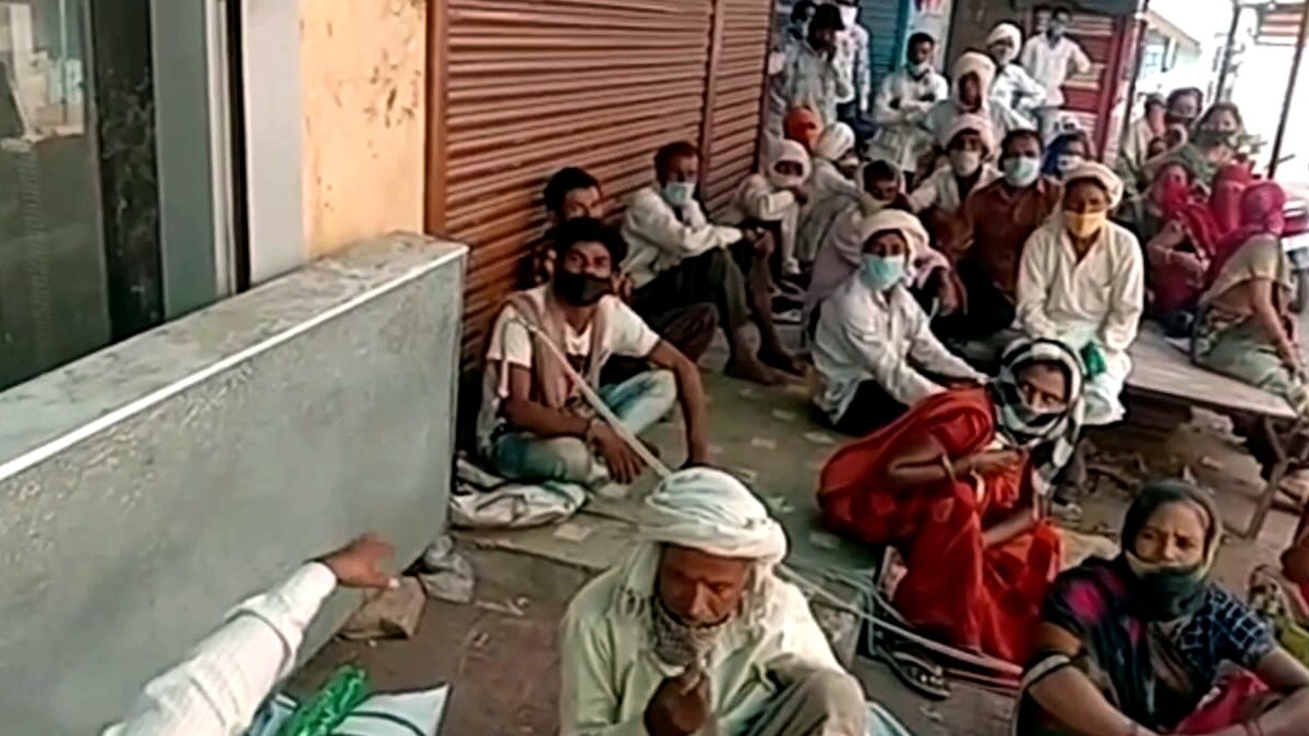  कोरोना महामारी के बावजूद कैश निकालने के लिए बैंक के सामने रातों को जग रहे खातेदार, अजीब है वजह 