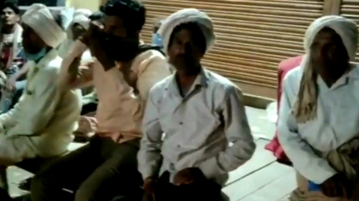  कोरोना महामारी के बावजूद कैश निकालने के लिए बैंक के सामने रातों को जग रहे खातेदार, अजीब है वजह 