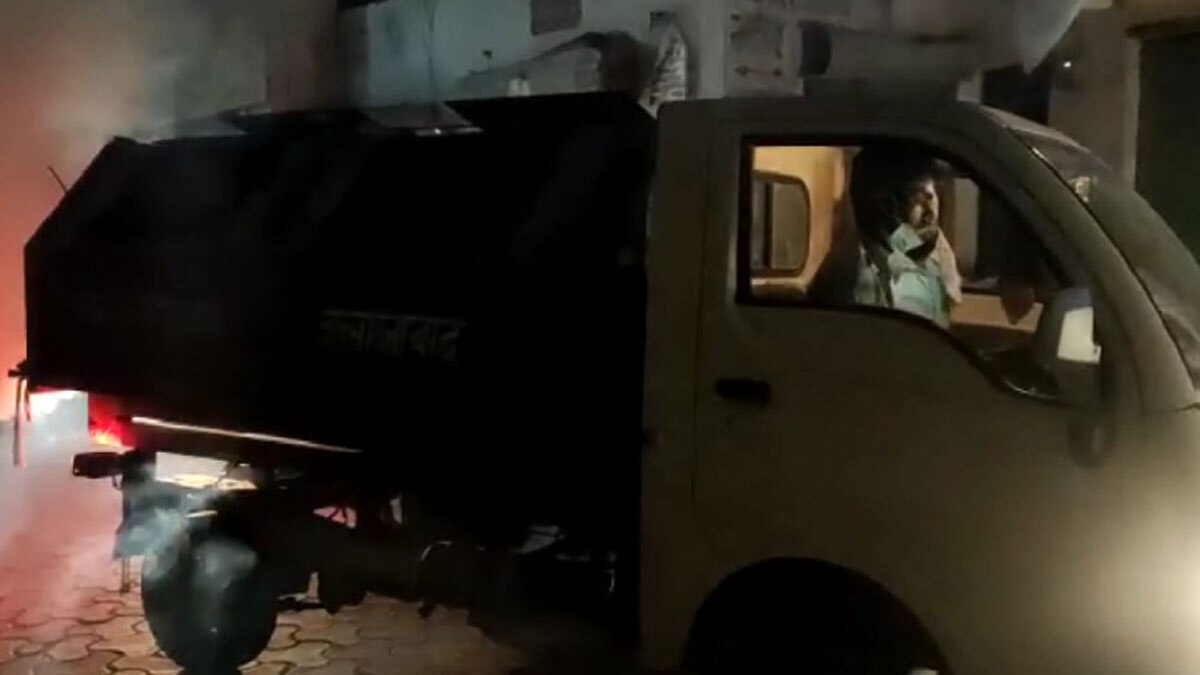 कूड़ा गाड़ी में महिला का शव श्मशान ले गई नगरपालिका