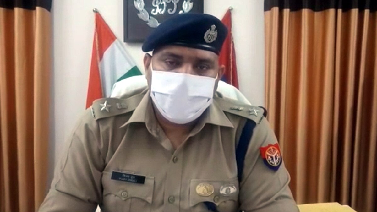   रेलिंग तोड़कर पानी में गिरी कार तो ड‍िग्गी में बैठे लोग बाहर ग‍िरकर बचे, बाकी 4 की मौत और 1 लापता