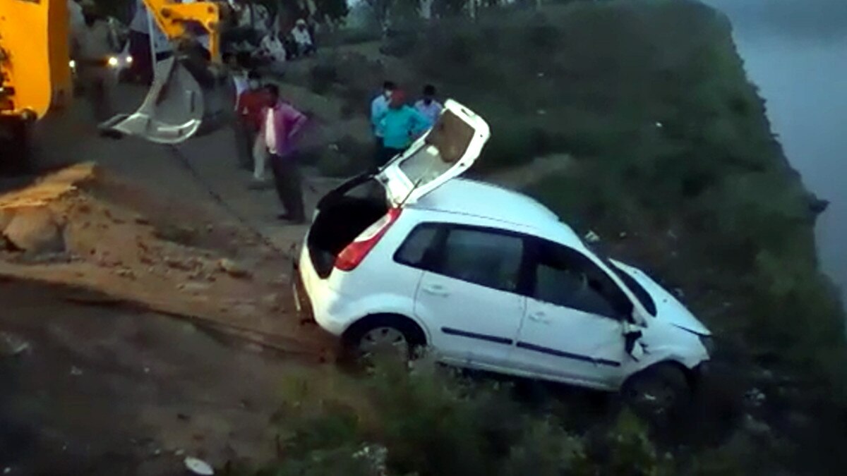   रेलिंग तोड़कर पानी में गिरी कार तो ड‍िग्गी में बैठे लोग बाहर ग‍िरकर बचे, बाकी 4 की मौत और 1 लापता