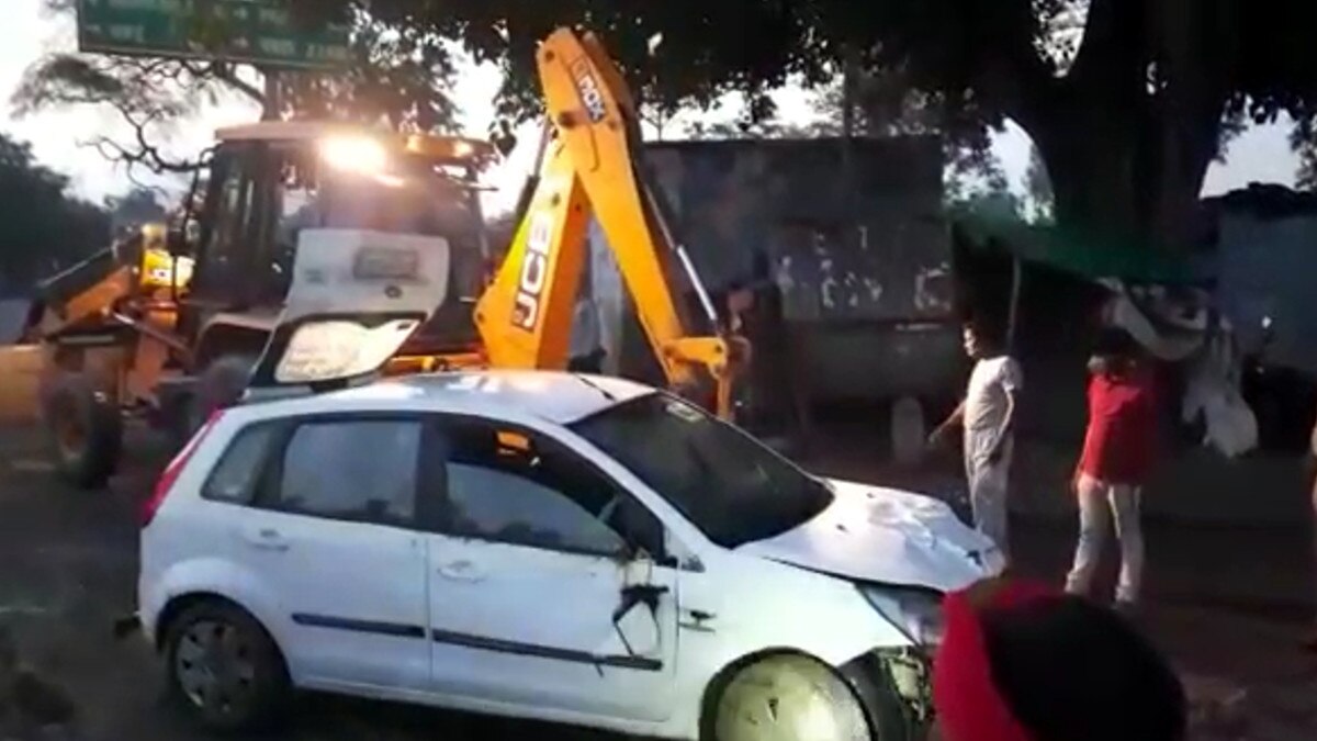   रेलिंग तोड़कर पानी में गिरी कार तो ड‍िग्गी में बैठे लोग बाहर ग‍िरकर बचे, बाकी 4 की मौत और 1 लापता