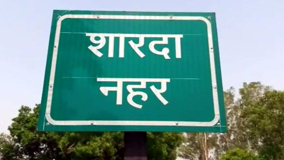   रेलिंग तोड़कर पानी में गिरी कार तो ड‍िग्गी में बैठे लोग बाहर ग‍िरकर बचे, बाकी 4 की मौत और 1 लापता