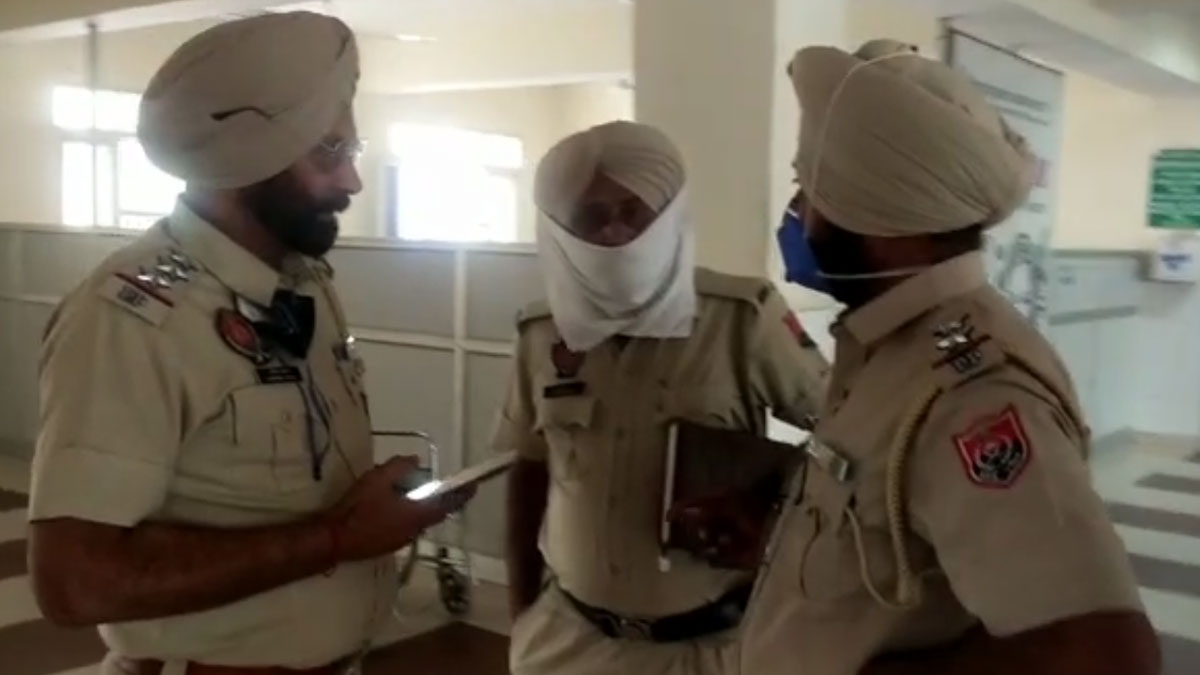 पुलिसकर्मी विधवा महिला को ब्लैकमेल कर उसका शारीरिक शोषण कर रहा था