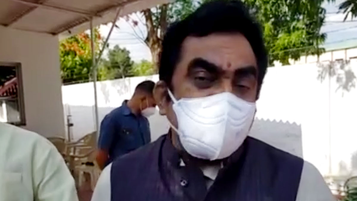 चालान काटने पर बीजेपी कार्यकर्ताओं ने पुलिस से की बदसलूकी